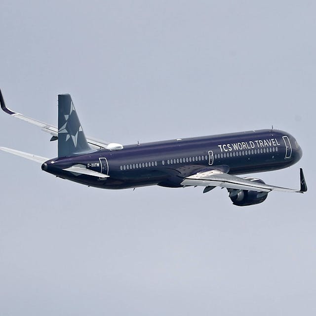Ein Airbus A321 der britischen Fluggesellschaft Titan Airways fliegt kurz nach dem Start eine scharfe Kurve. (Symbolbild)