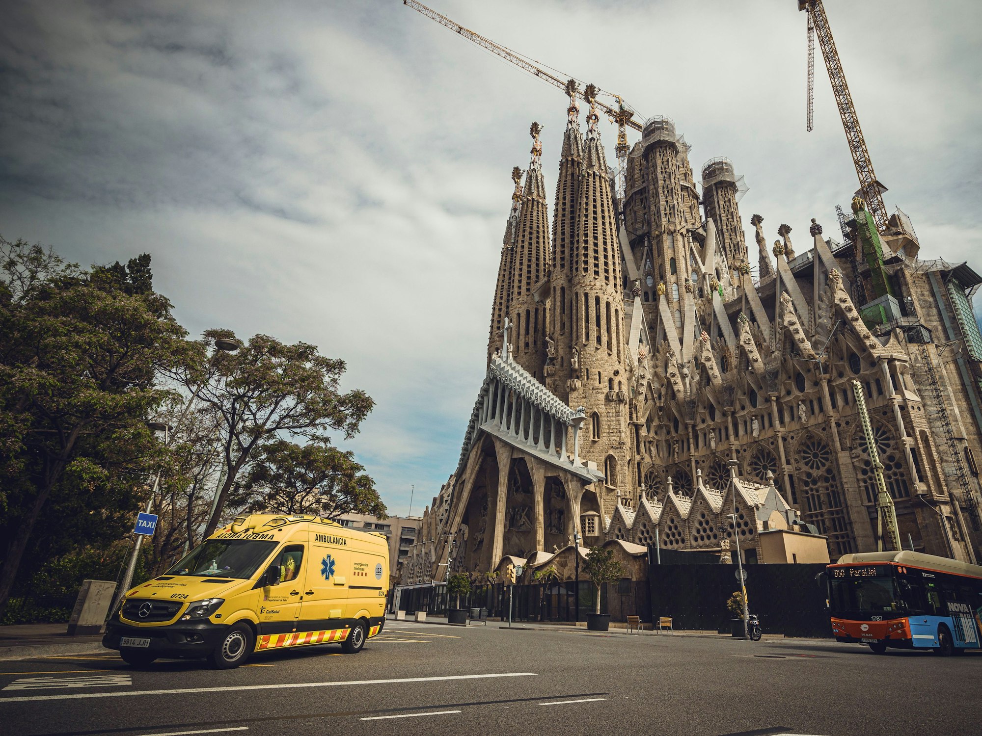 Ein Krankenwagen vor der Sagrada Família.