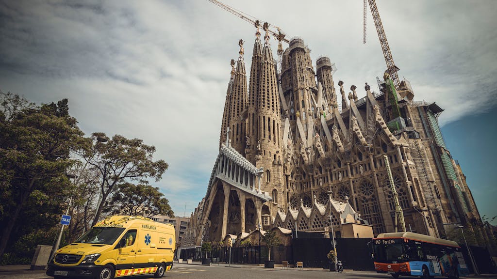 Ein Krankenwagen vor der Sagrada Família.
