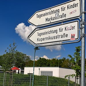 Hinweisschilder an einer Straße. Die Pfeile weisen auf eine Tageseinrichtung für Kinder Markusstraße und die Tageseinrichtung für Kinder Kopernikusstraße hin.