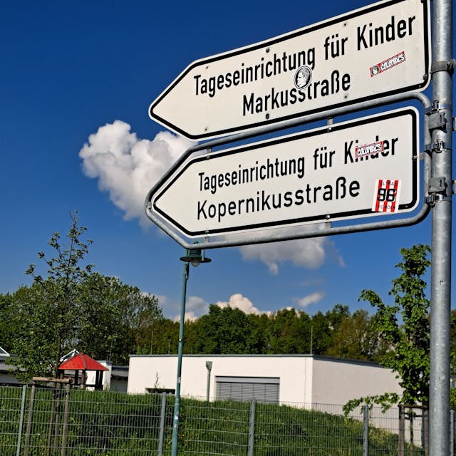 Hinweisschilder an einer Straße. Die Pfeile weisen auf eine Tageseinrichtung für Kinder Markusstraße und die Tageseinrichtung für Kinder Kopernikusstraße hin.