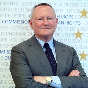 Michael O'Flaherty, Menschenrechtskommissar des Europarats, kritisiert Großbritannien scharf.