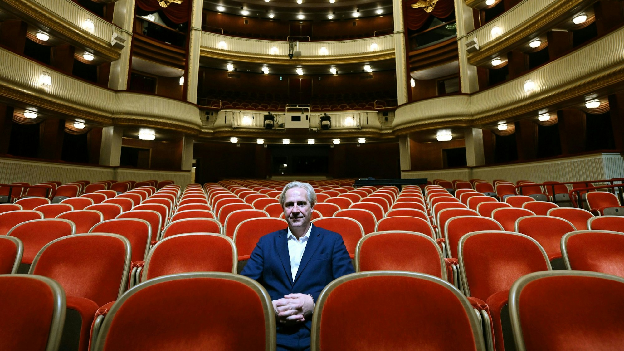 23.04.2024, Österreich, Wien: Der designierte Burgtheaterdirektor Stefan Bachmann sitzt im Burgtheater anlässlich der Spielplan-Präsentation für die Saison 2024/2025. Er trägt einen blauen Anzug.