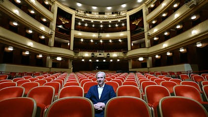 23.04.2024, Österreich, Wien: Der designierte Burgtheaterdirektor Stefan Bachmann sitzt im Burgtheater anlässlich der Spielplan-Präsentation für die Saison 2024/2025. Er trägt einen blauen Anzug.&nbsp;