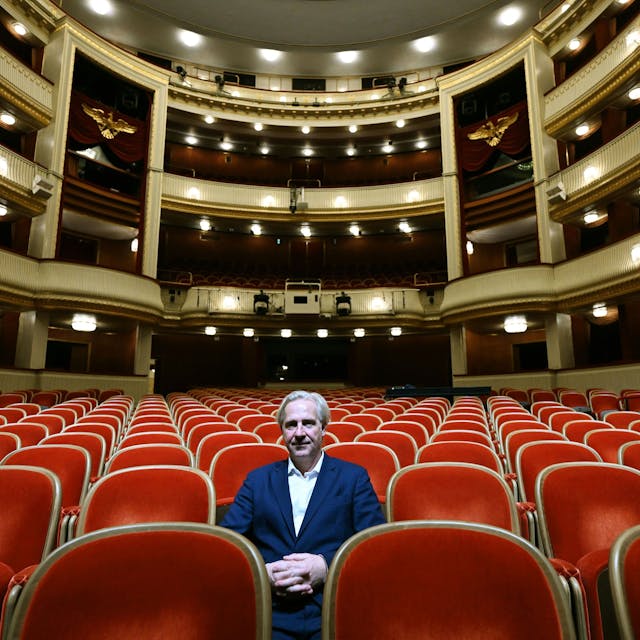 23.04.2024, Österreich, Wien: Der designierte Burgtheaterdirektor Stefan Bachmann sitzt im Burgtheater anlässlich der Spielplan-Präsentation für die Saison 2024/2025. Er trägt einen blauen Anzug.&nbsp;