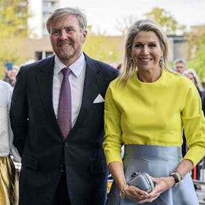 Prinzessin Laurentien, König Willem-Alexander und Königin Maxima posieren bei ihrer Ankunft im Atlas-Theater in Emmen, wo das jährliche Konzert zum Königstag stattfindet.