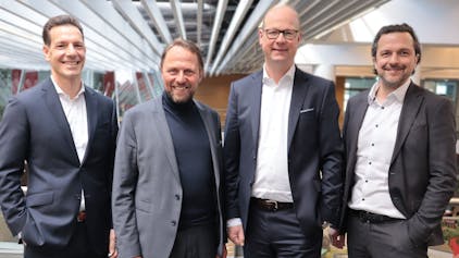 Alessandro Tetté (links) rückt als Stellvertreter in den Vorstand der Sparkasse auf. Neu berufen wurde Oliver Klenner (rechts) als Nachfolger von Saskia Lagemann. Vorstandschef bleibt Markus Grawe, der neben OB Uwe Richrath steht.