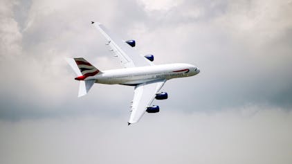 Ein Airbus A380 der britischen Fluggesellschaft British Airways fliegt vor einem Unwetter eine scharfe Kurve am Himmel. (Symbolbild)