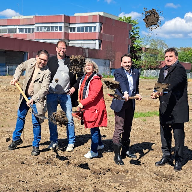 Vertreter von Politik, Stadtverwaltung, Schulen und Bauunternehmen haben den ersten Spatenstich für die umstritte Erweiterung des Schulzentrums Nord in Niederkassel gesetzt.