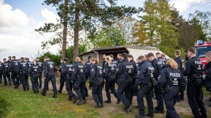 Einsatzkräfte durchsuchen ein Waldstück. Mehr als dreihundert Einsatzkräfte suchen seit Montagabend nach einem vermissten sechs Jahre alten Kind im niedersächsischen Bremervörde.