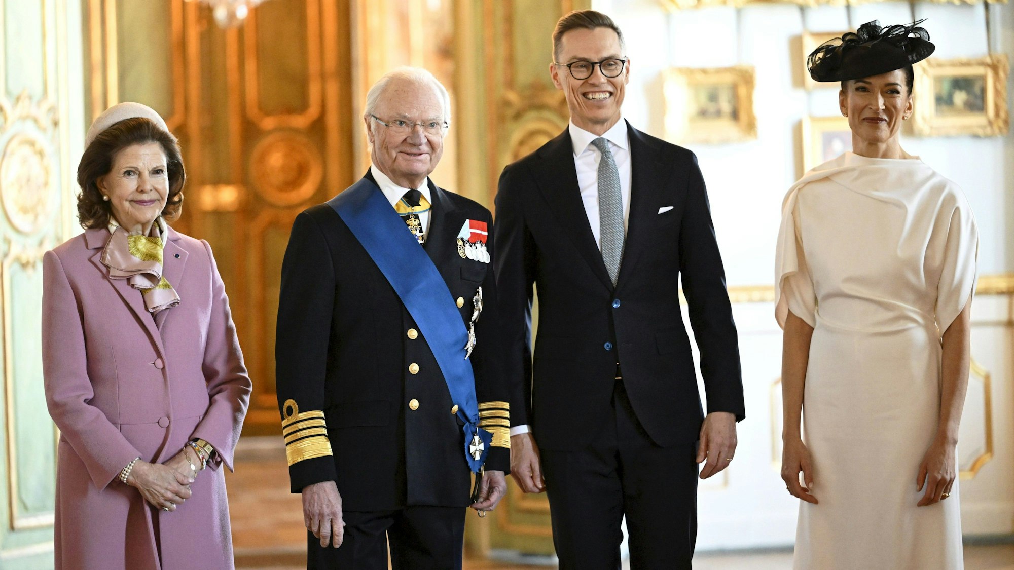 Königin Silvia von Schweden und König Carl XVI. Gustaf von Schweden (von links) posieren mit Alexander Stubb, dem neuen Präsidenten von Finnland, und seiner Frau Suzanne Innes-Stubb.