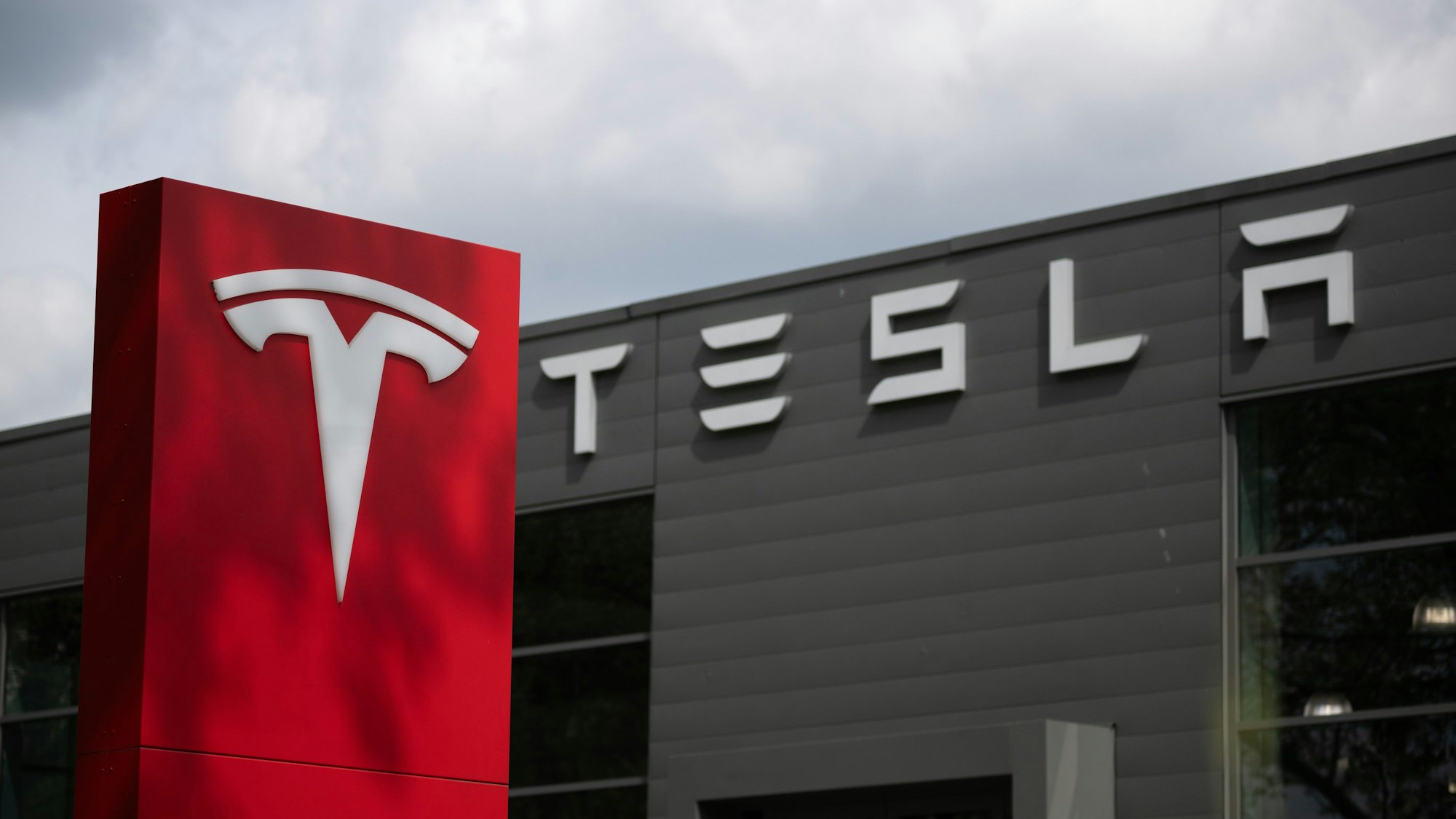 23.04.2024, Berlin: Das Tesla-Logo steht an einem Autohaus.