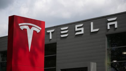 23.04.2024, Berlin: Das Tesla-Logo steht an einem Autohaus.&nbsp;