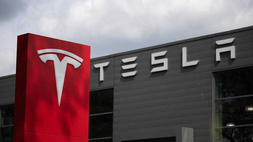23.04.2024, Berlin: Das Tesla-Logo steht an einem Autohaus.&nbsp;