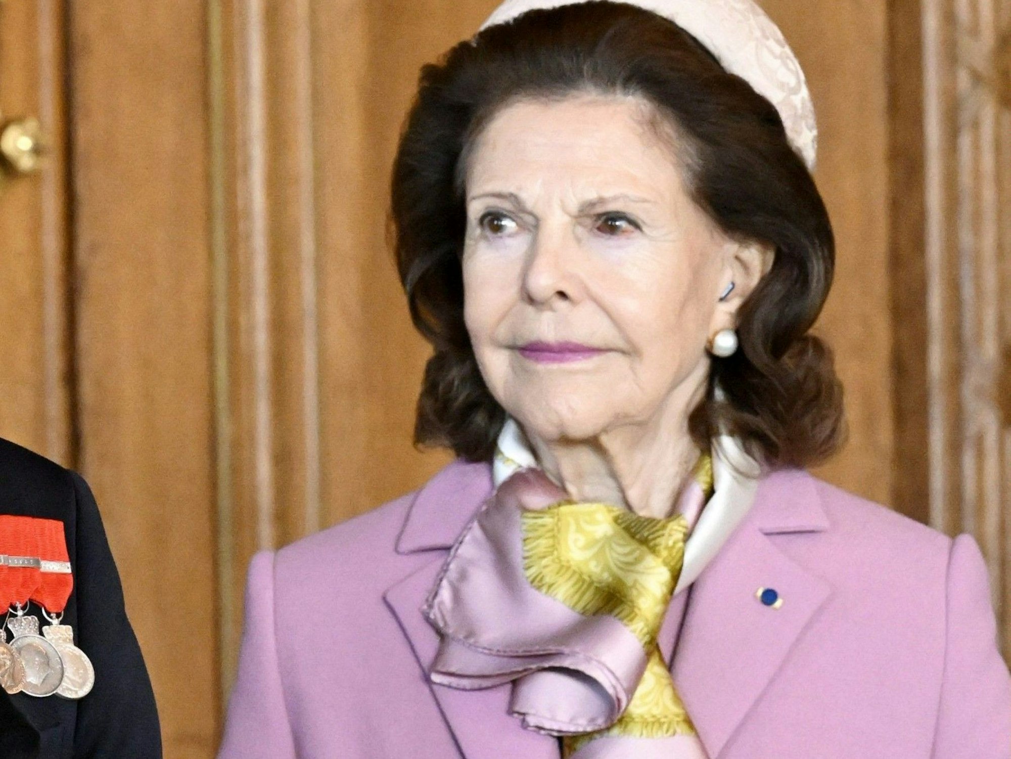 Königin Silvia am 23. April bei einer Presseerklärung an der Seite von König Carl XVI. Gustaf im Königlichen Palast. Ihr rotes Auge sorgte auch in schwedischen Medien für Aufsehen.