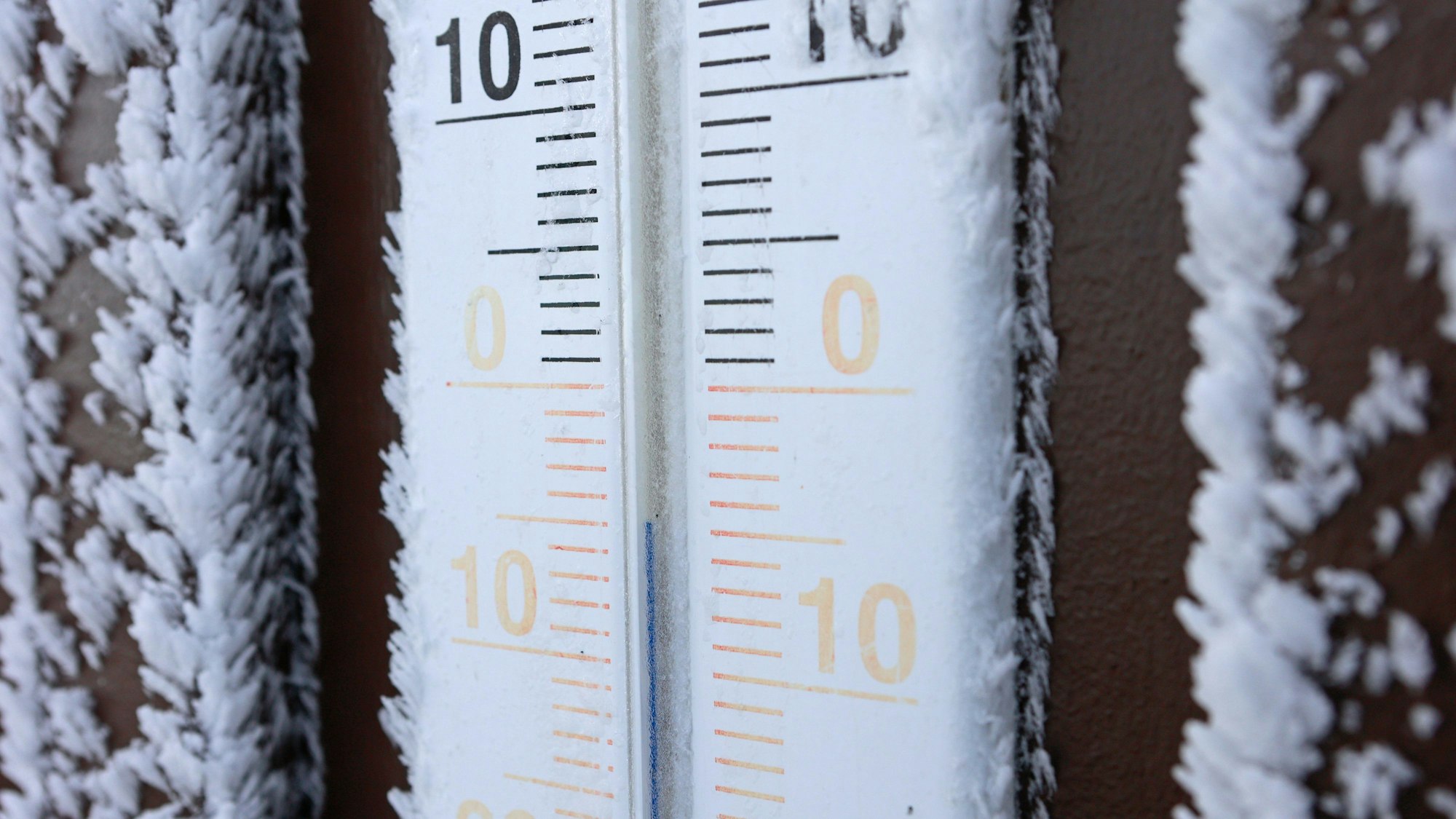 Ein Thermometer zeigt Minusgrade an: In Nordrhein-Westfalen war die Nacht zu Dienstag (23. April) sehr kalt.