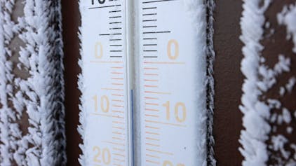 Ein Thermometer zeigt Minusgrade an: In Nordrhein-Westfalen war die Nacht zu Dienstag (23. April) sehr kalt.