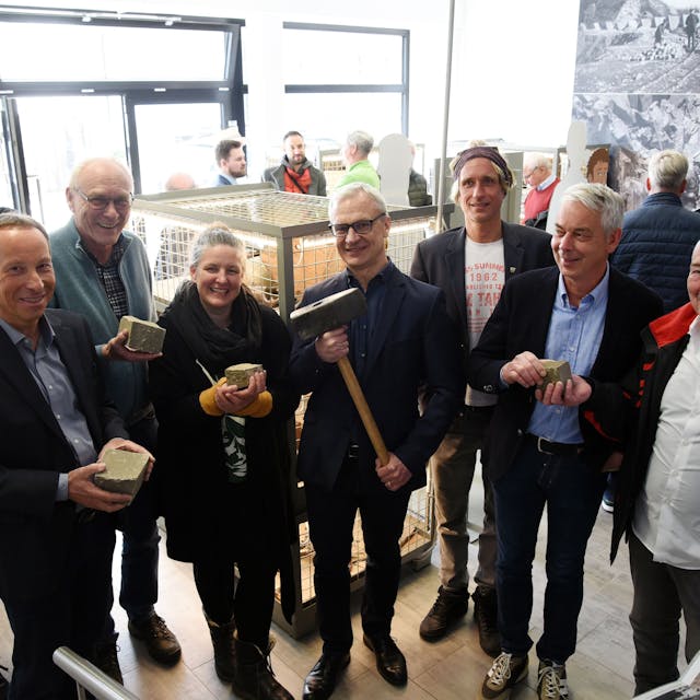 Gruppenfoto zahlreicher Akteure im neuen Grauwackemuseum in Lindlar.