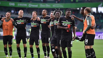Borussia-Spieler jubeln vor dem Gästeblock.