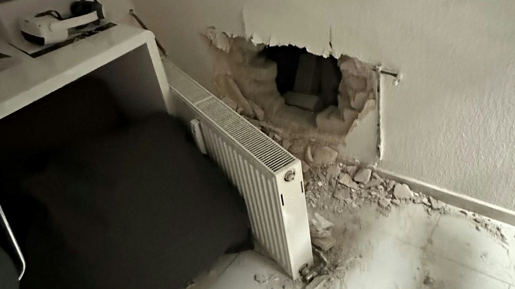 Im Keller des Nachbarhauses schlugen die Täter ein Loch in die Wand, durch das sie in das Optikergeschäft einstiegen.