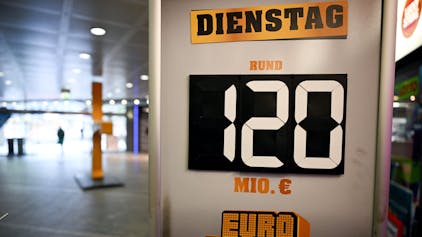 Ein Schild wirbt in Düsseldorf für die Gewinnsumme von 120 Millionen Euro im Eurojackpot.