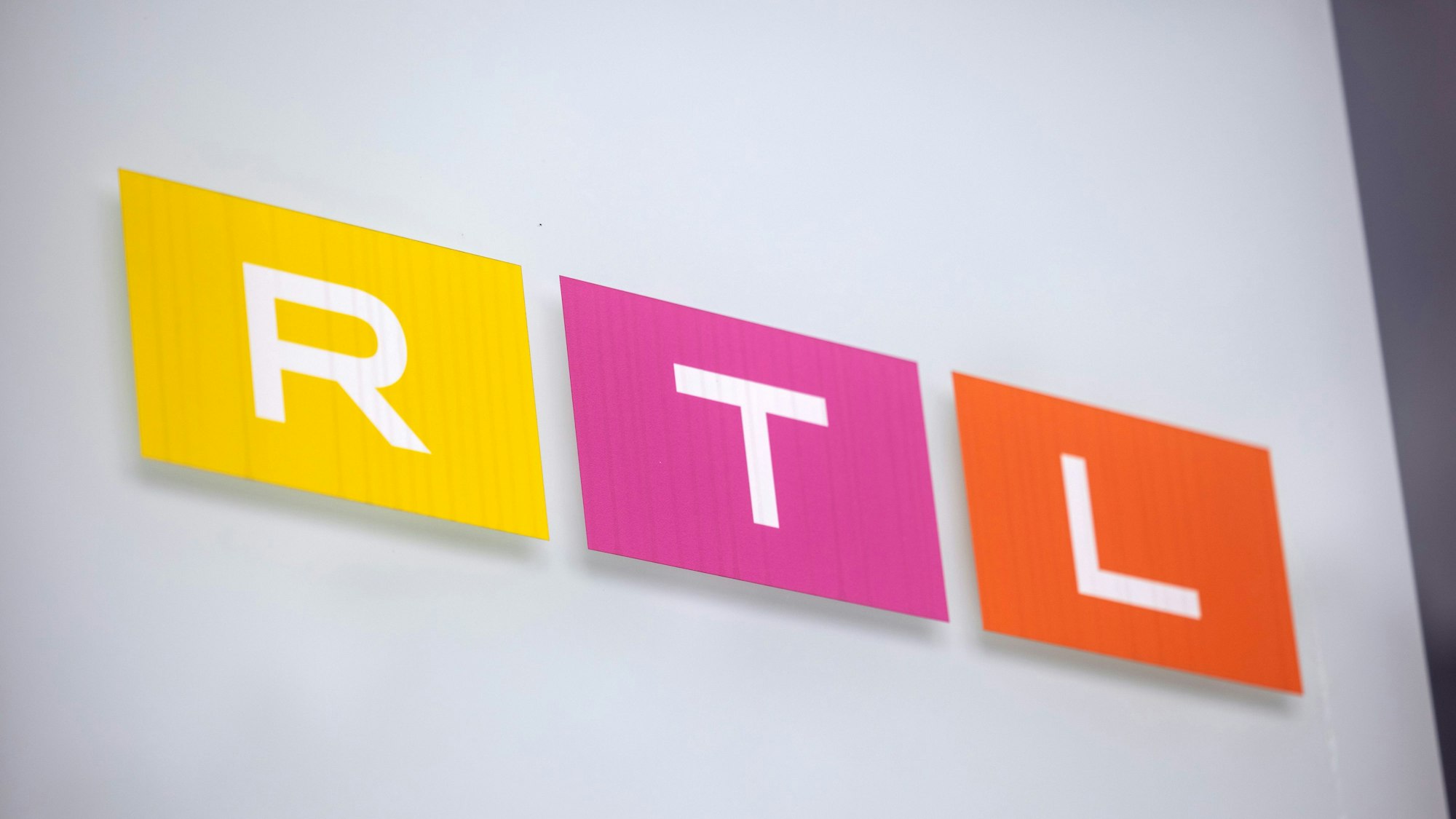 Das Logo des Fernsehsenders RTL ist auf einem Hinweisschild vor dem Gebäude des Sendezentrums in Köln zu sehen.