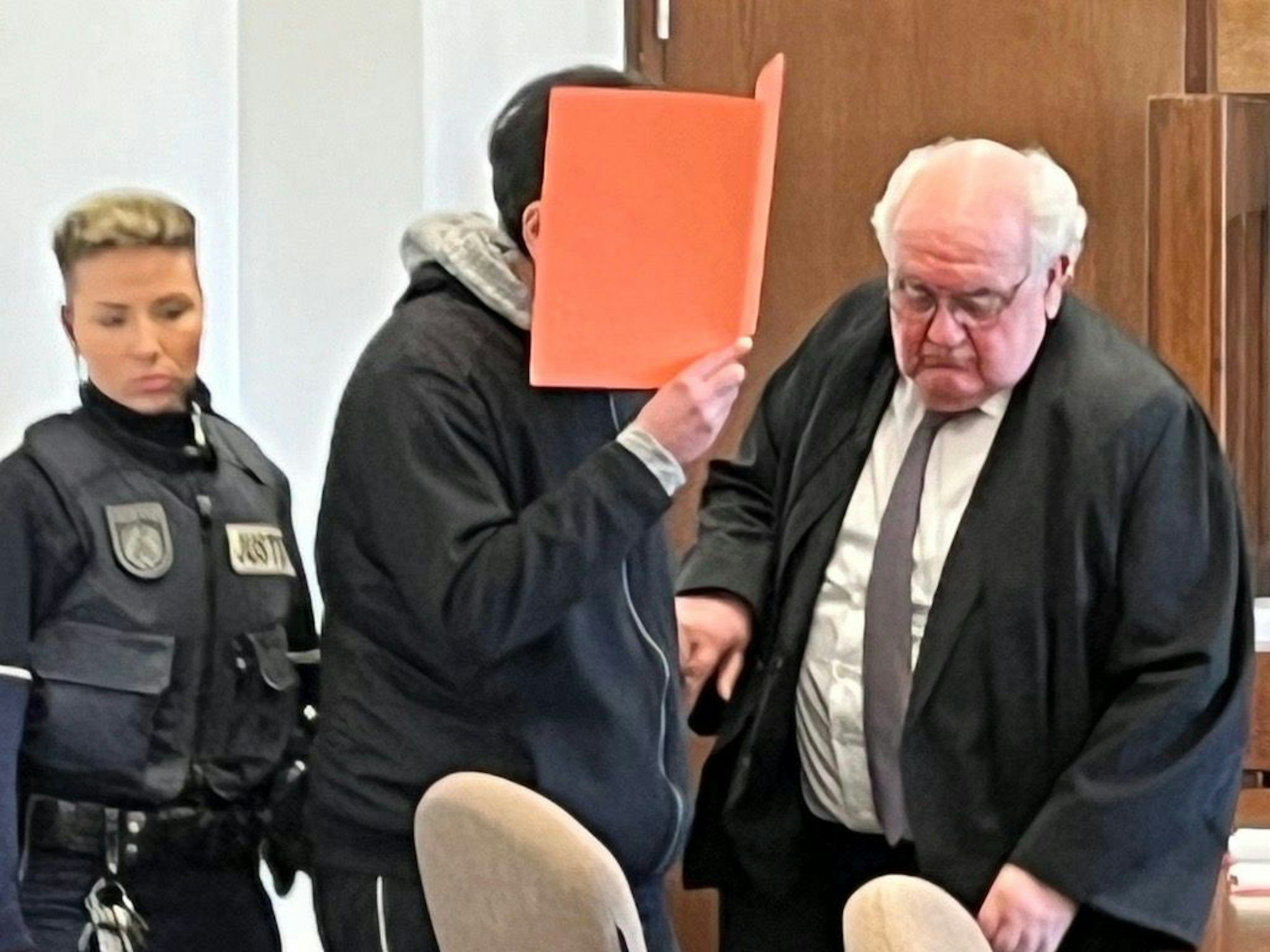 Ein Angeklagter betritt mit seinem Verteidiger einen Gerichtssaal.