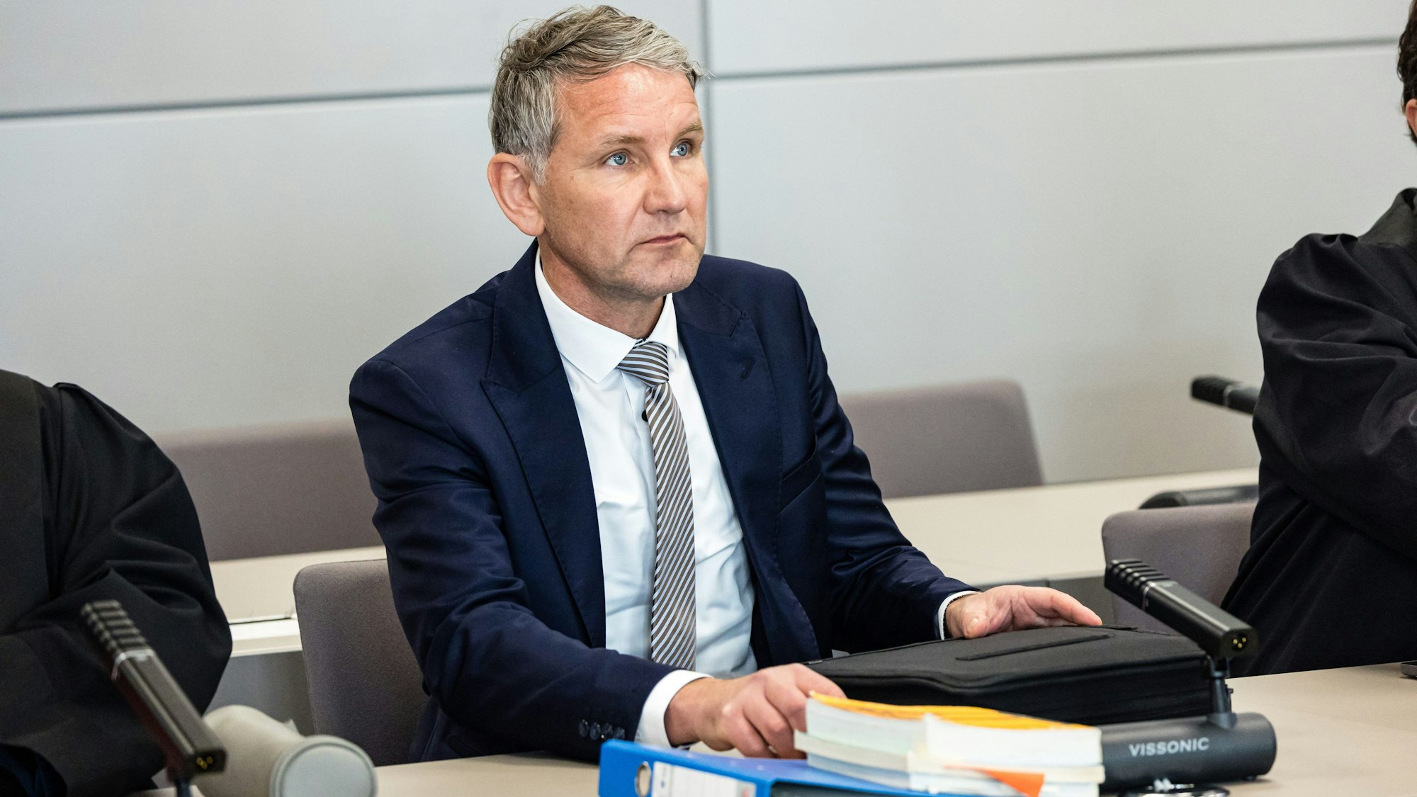 Björn Höcke, Vorsitzender der Thüringer AfD, hat zur Fortsetzung seines Prozesses vor dem Landgericht Platz genommen.