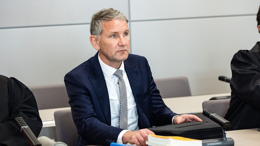 Björn Höcke, Vorsitzender der Thüringer AfD, hat zur Fortsetzung seines Prozesses vor dem Landgericht Platz genommen.
