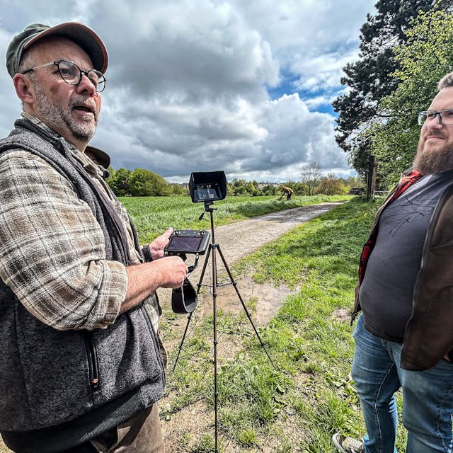 Michael Mahler und Peter Dünner (v.l.) von der Leverkusener Jägerschaft erläütern ihren Einsatz mit Drohne und Wärmebildkamera.