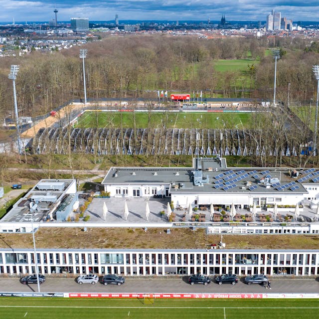 Der Blick von oben auf Geißbockheim. Rechts neben dem Franz-Kremer-Stadion (im Hintergrund) soll das Nachwuchs-Leistungszentrum anstelle des Fußball-Platzes entstehen.