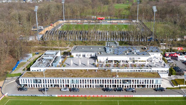 Der Blick von oben auf Geißbockheim. Rechts neben dem Franz-Kremer-Stadion (im Hintergrund) soll das Nachwuchs-Leistungszentrum anstelle des Fußball-Platzes entstehen.