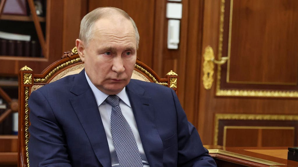 Der russische Präsident Wladimir Putin Anfang April in Moskau: Die Ostsee-Länder wollen den Kampf gegen den Einsatz der sogenannten Schattenflotte zur Umgehung von Russland-Sanktionen verschärfen.