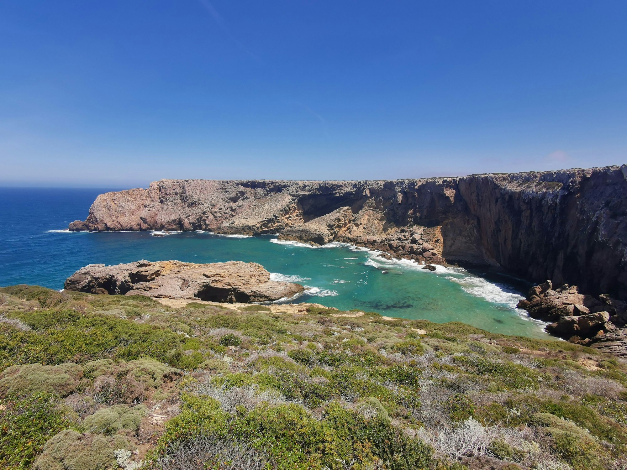 Diese malerische Bucht liegt unweit des Cabo de São Vicente ganz im Westen der Algarve.