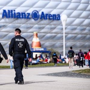 Die Polizei läuft vor einem Spiel vor der Allianz Arena.