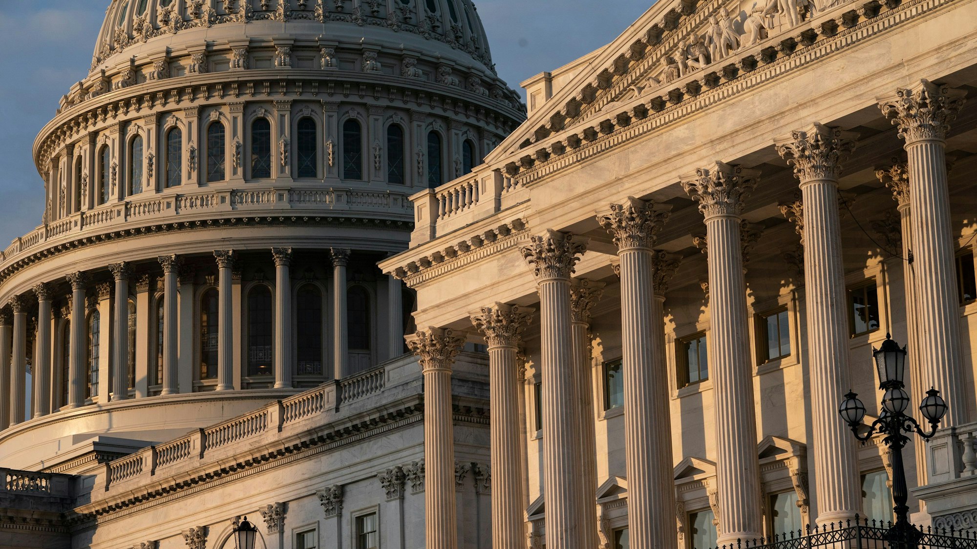 Blick auf das Friedensdenkmal und die Kuppel des US-Kapitols in Washington.  Nach dem Repräsentantenhaus muss auch der Senat den Hilfen für die Ukraine zustimmen.
