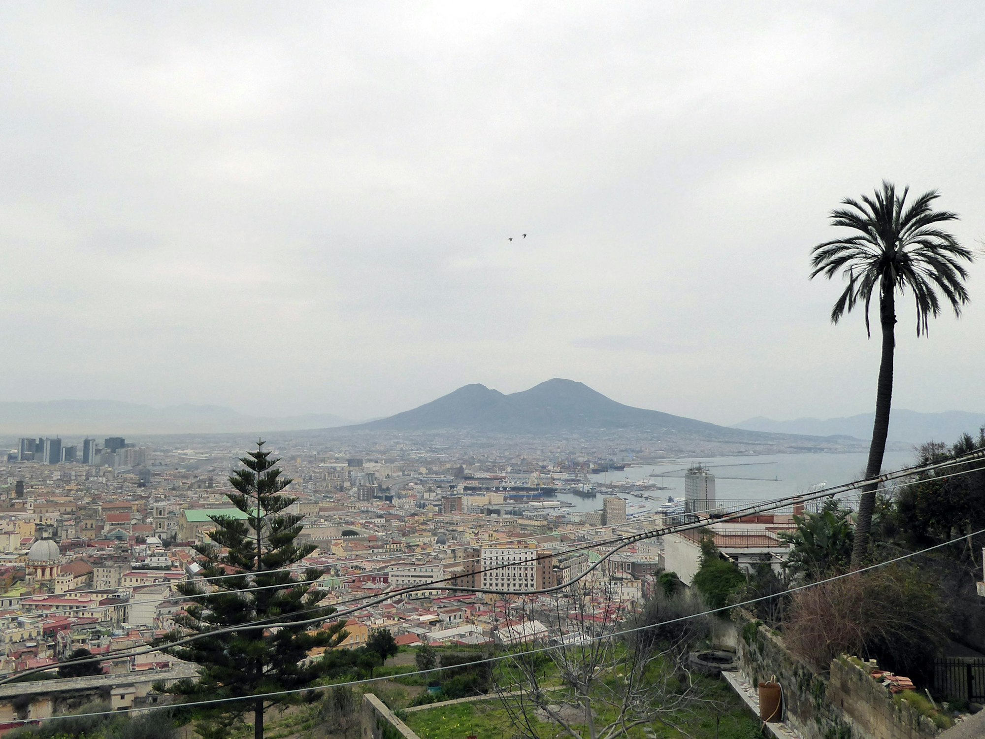 Blick vom Castel Sant'Elmo auf Neapel und den Vesuv.