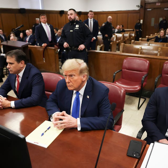 Donald Trump (M.) am 22. April im Gerichtssaal in New York.