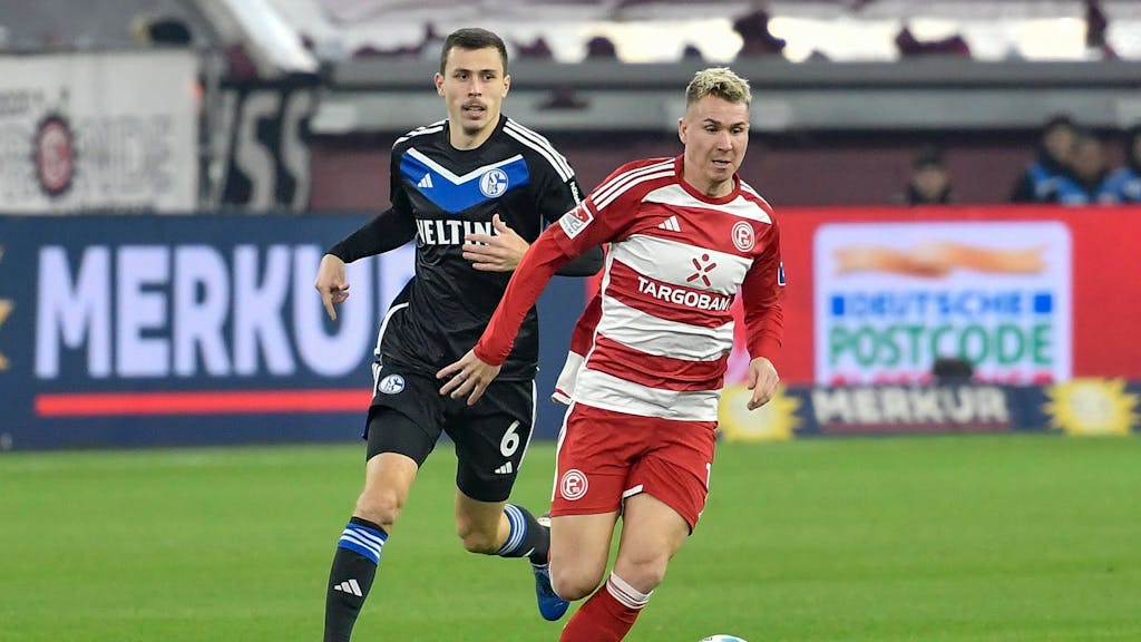 Fortuna Düsseldorfs Felix Klaus führt den Ball, Schalkes Ron Schallenberg verfolgt ihn.