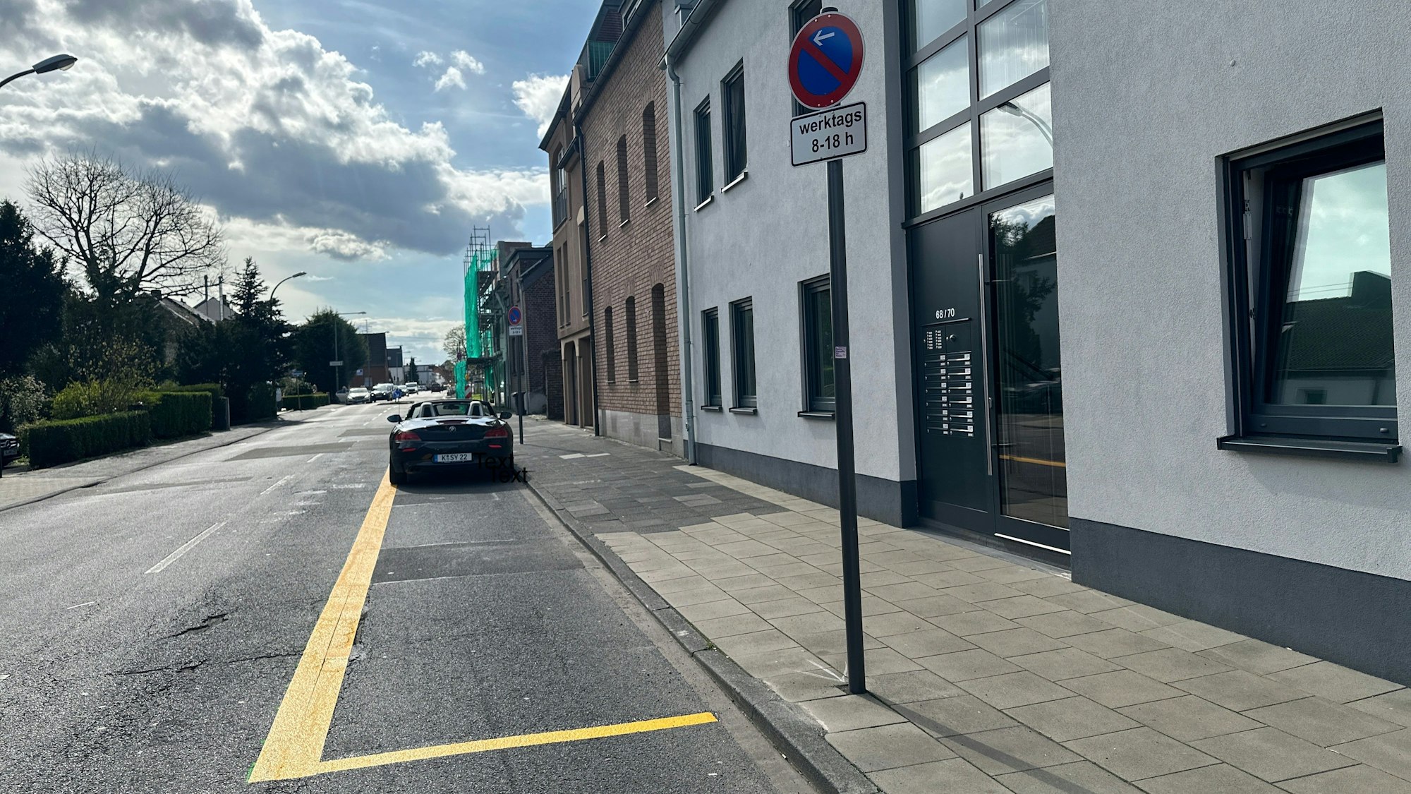 Blick auf einen Abschnitt der Rodenkirchener und Rondorfer Hauptstraße. Provisorisch wurden hier Parkmöglichkeiten für 15 Autos eingerichtet. Foto von Sandra Milden