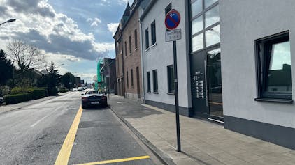 Blick auf einen Abschnitt der Rodenkirchener und Rondorfer Hauptstraße. Provisorisch wurden hier Parkmöglichkeiten für 15 Autos eingerichtet. Foto von Sandra Milden