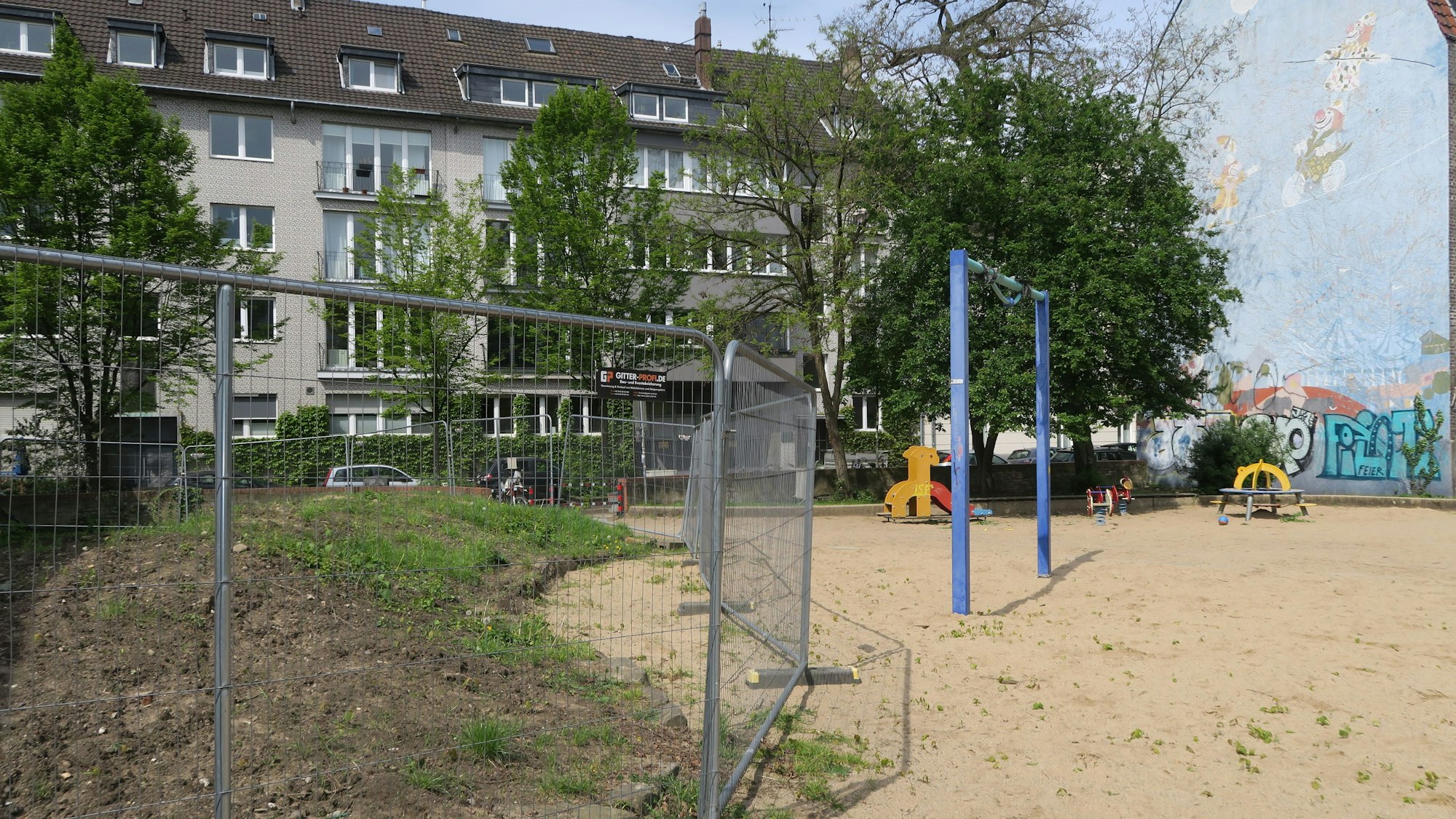 Zaun statt Spielhügel: Ein großer Teil des Spielplatzes an der Platenstraße ist derzeit gesperrt.