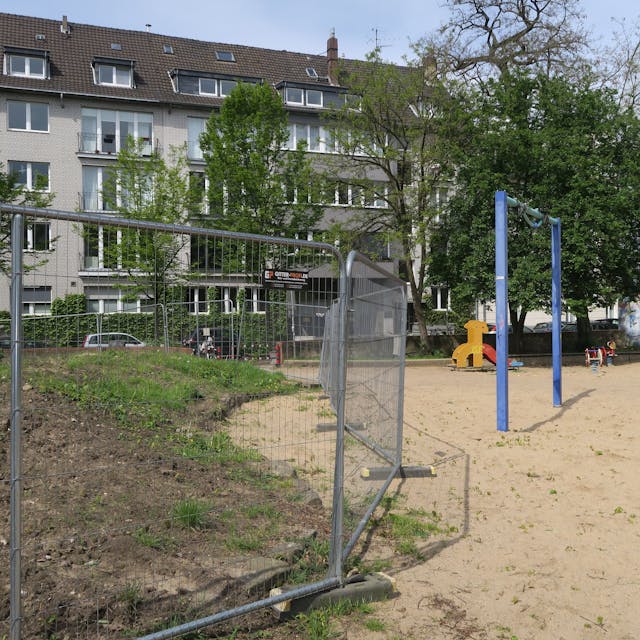 Zaun statt Spielhügel: Ein großer Teil des Spielplatzes an der Platenstraße ist derzeit gesperrt.