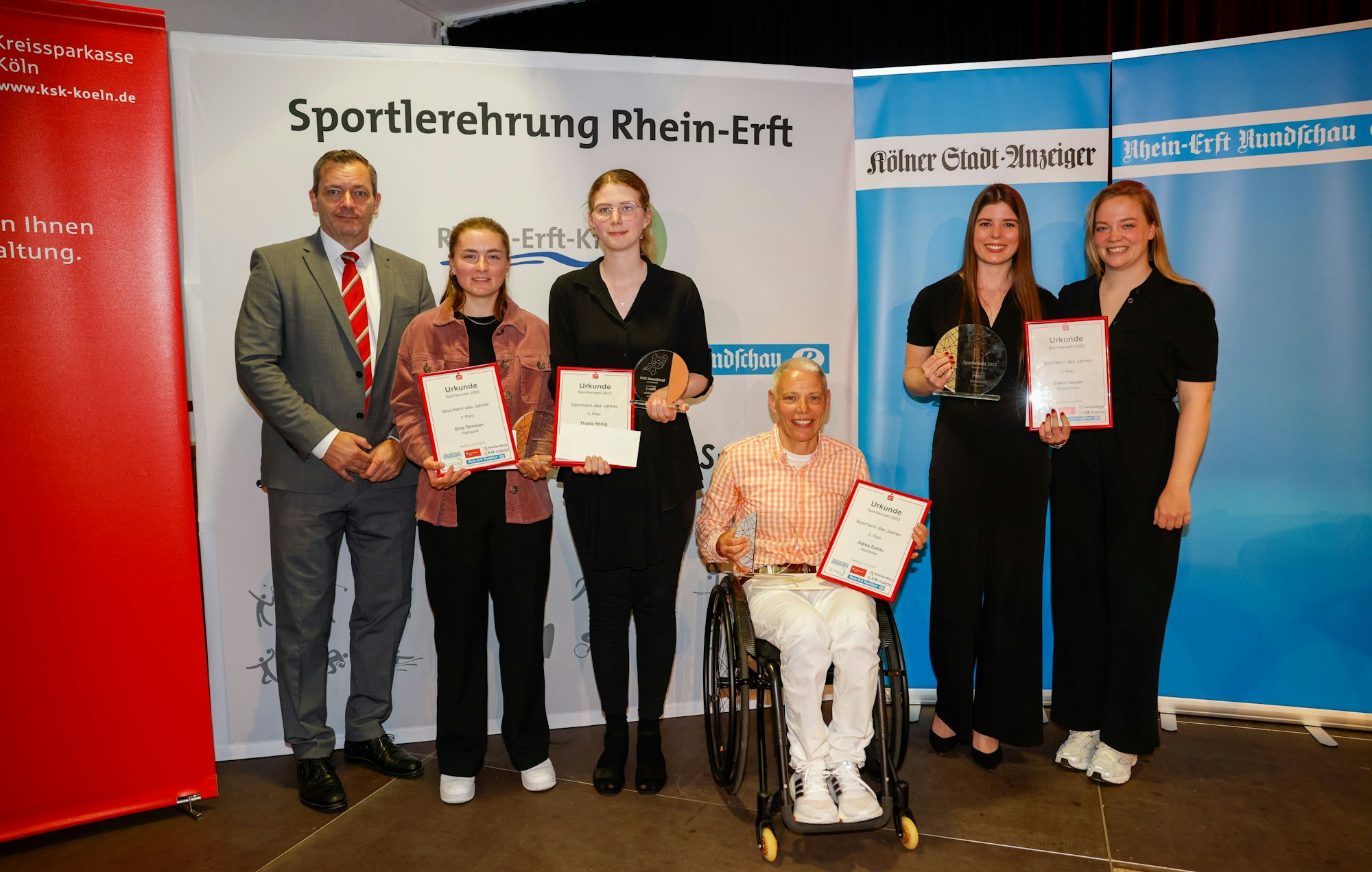 Das Bild zeigt Dr. Claus Dethloff; Sina Temmen, Thalia Hönig, Andrea Eskau, Eileen Nuyen und Sophia Wirtz.