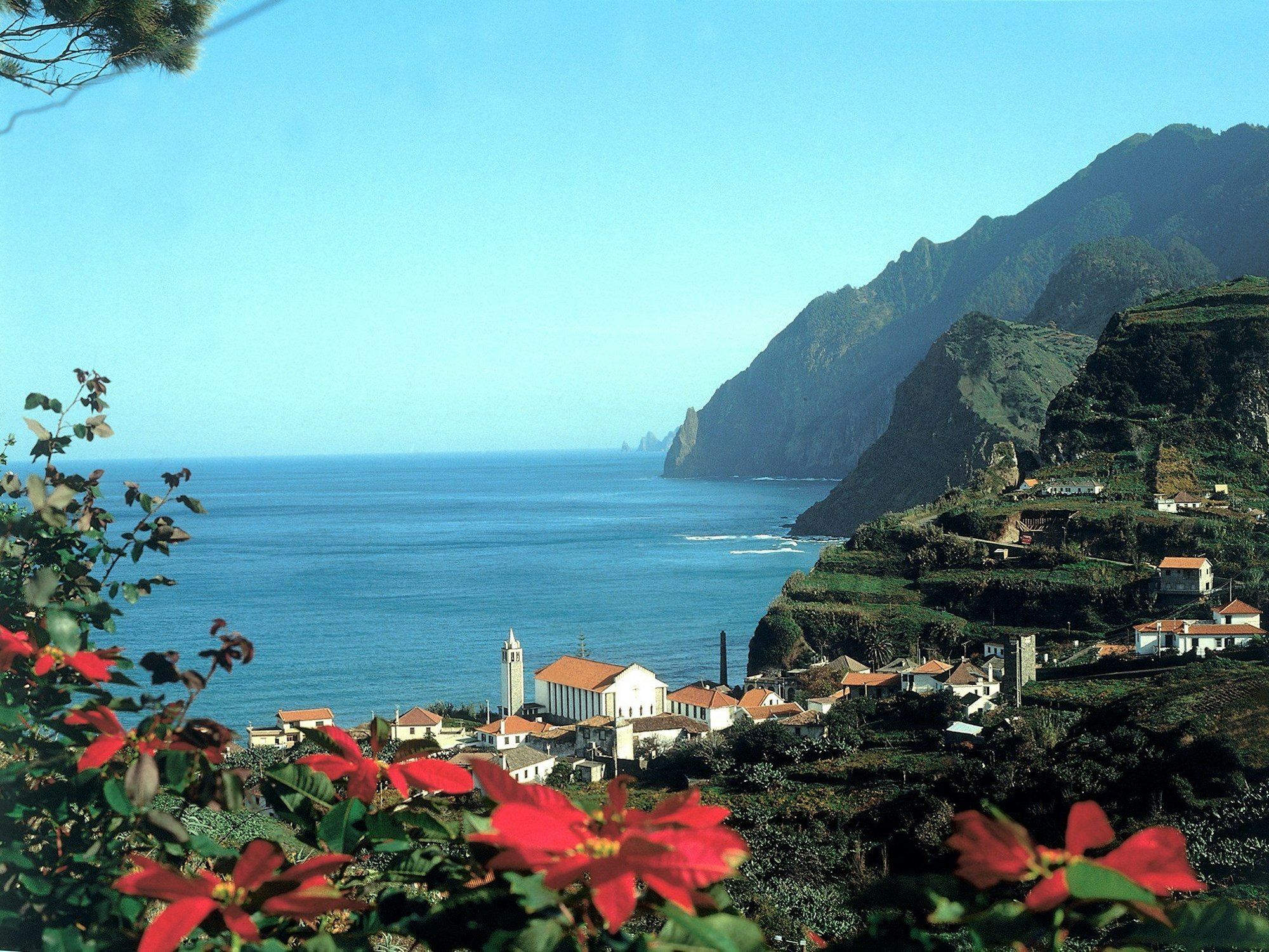 Blick auf die Küste - Sonnenschein ist auf Madeira keine Seltenheit. Das Klima gilt als mild. Allerdings sollten sich Urlauber nicht auf den blauen Himmel verlassen. Das Wetter wechselt schnell.