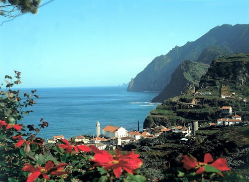 Blick auf die Küste - Sonnenschein ist auf Madeira keine Seltenheit. Das Klima gilt als mild. Allerdings sollten sich Urlauber nicht auf den blauen Himmel verlassen. Das Wetter wechselt schnell.
