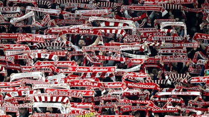 Kölner Fans mit Schals auf der Südtribüne während der Hymne