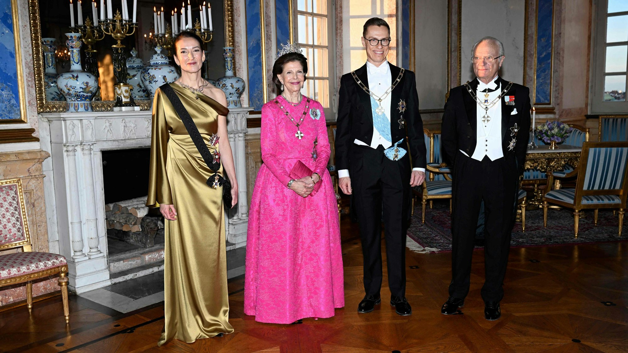 Finnlands First Lady Suzanne Innes-Stubb, Königin Silvia, Finnlands Präsident Alexander Stubb und Schwedens König Carl Gustaf posieren für ein Foto beim Galadinner für das finnische Präsidentenpaar im Stockholmer Schloss.