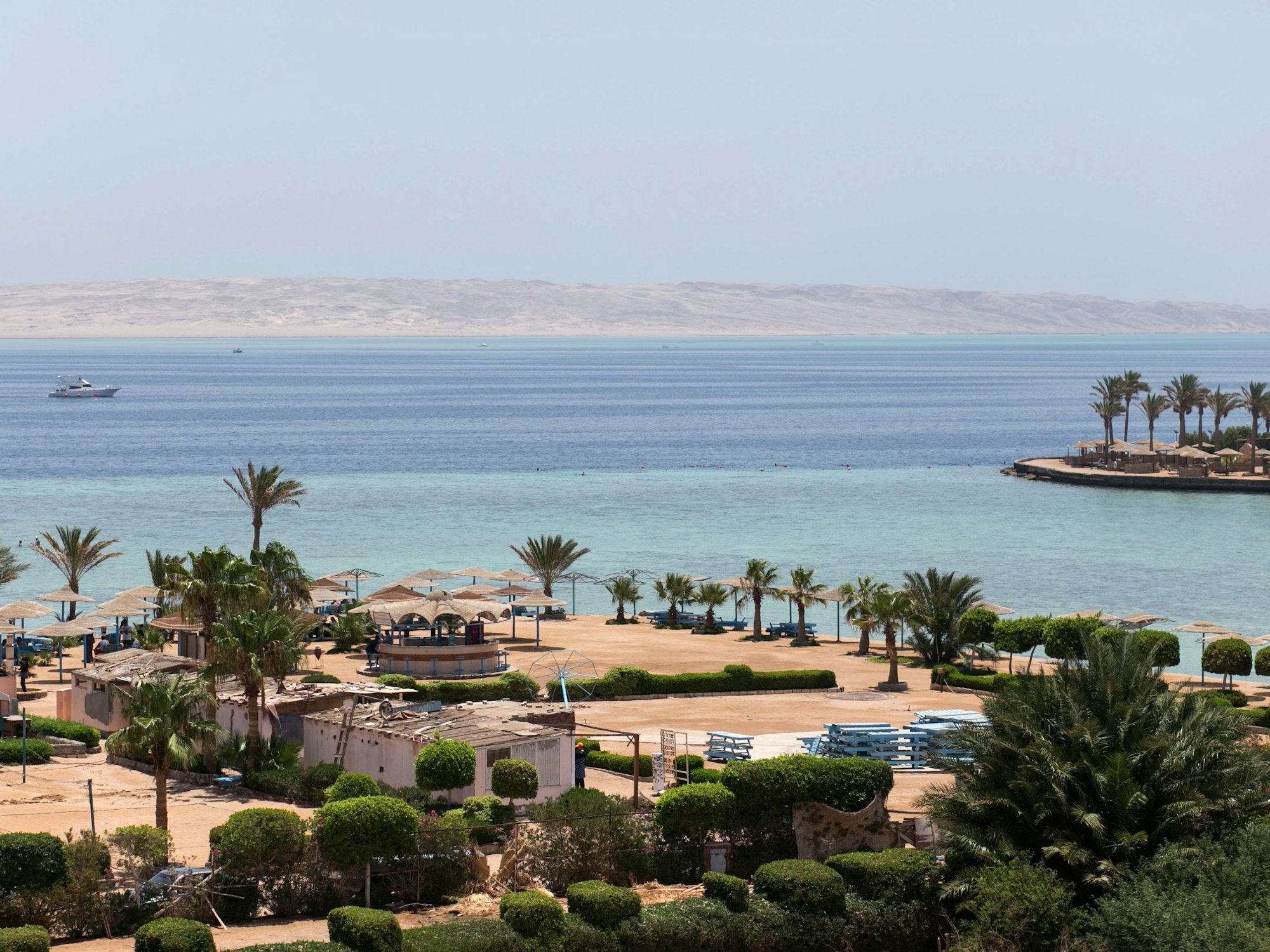 Blick über das Meer und die Hotelanlagen in Hurghada, Ägypten, am 15.07.2017.
