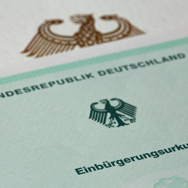 Eine Einbürgerungsurkunde der Bundesrepublik Deutschland liegt auf einem Tisch.&nbsp;